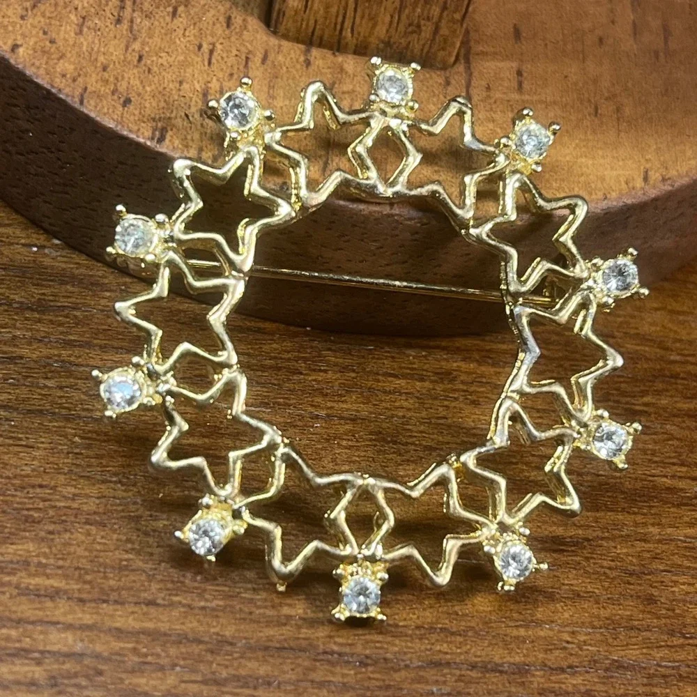 Vtg Gold Tone Star Wreath Rhinestone Circle Brooch Celestial Pin 1.5